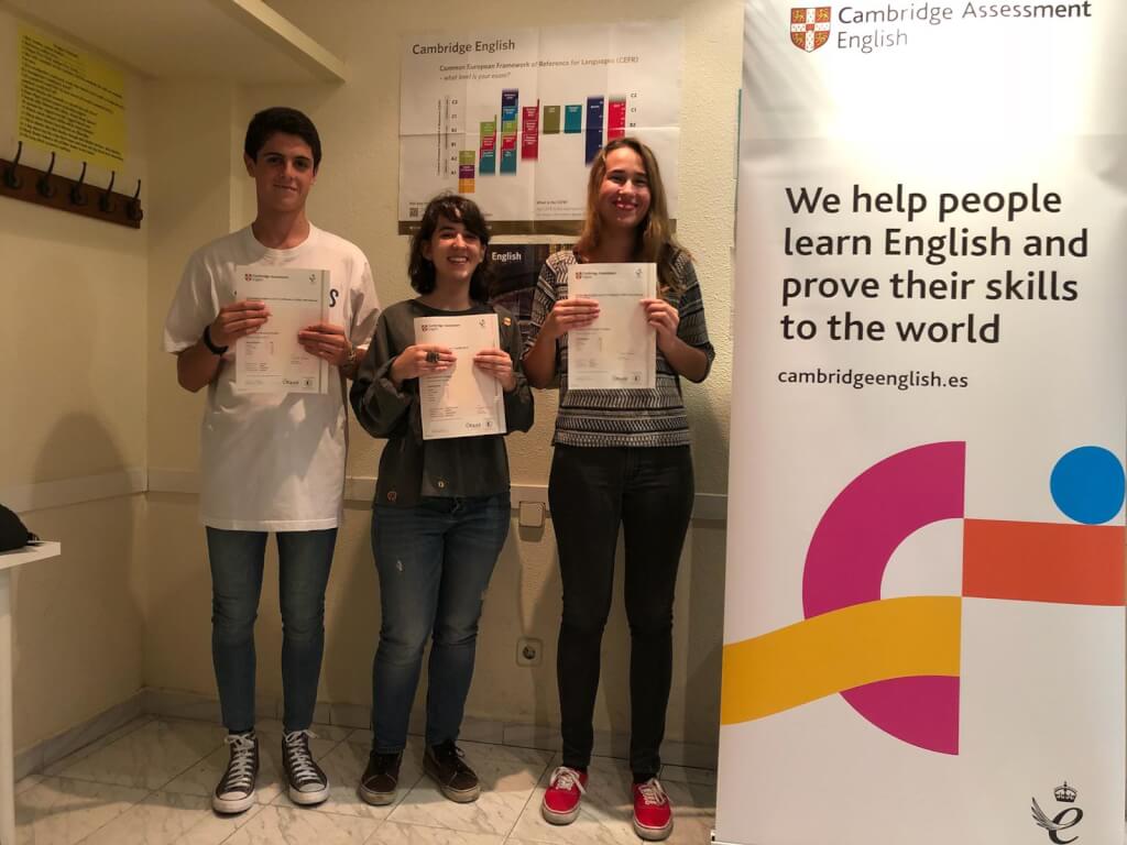 estudiantes de la academia certificado de cambridge